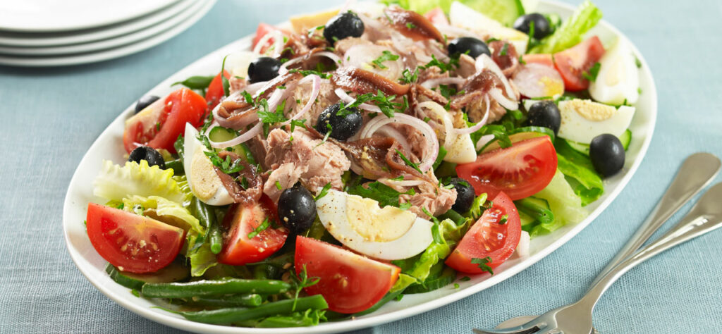 Салат с тунцом, помидорами и маслинами