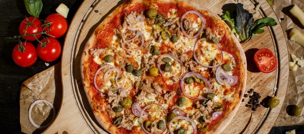 Пицца с тунцом, красным луком и кукурузой — пошаговый рецепт | hb-crm.ru